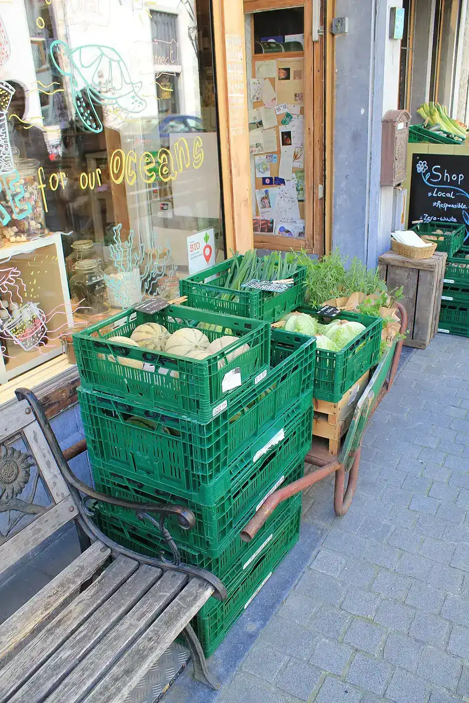 Zero-Waste-Regale mit Schüttgütern in der Küche